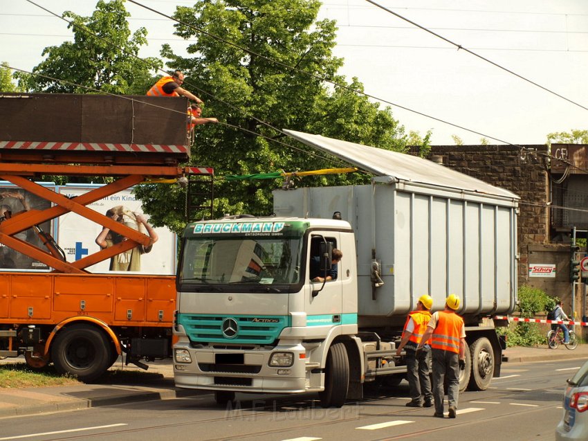 LKW riss Oberleitung ab Koeln Deutz Am Schnellert Siegburgerstr P108.JPG